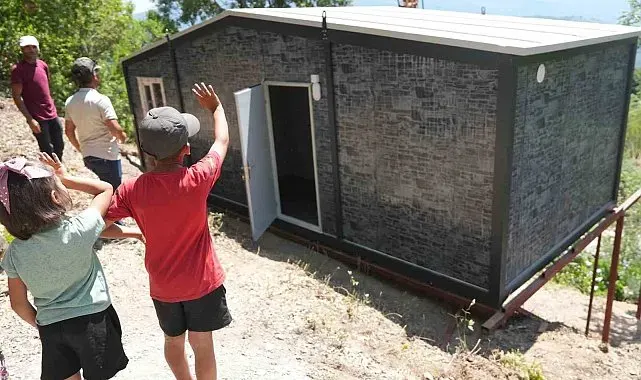 Alanya Belediyesi ve hayırsever desteğiyle ihtiyaç sahibi aileye konteyner ev