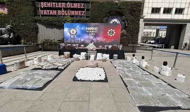 Uyuşturucu ve suç örgütlerine yönelik operasyonlarda ele geçirilen maddeler emniyette sergilendi