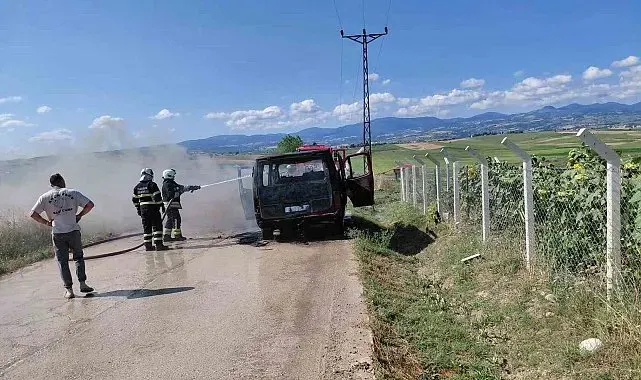 Samsun'da servis aracı yandı, geriye demir yığını kaldı