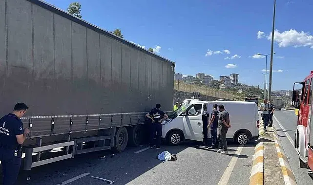 Sancaktepe'de tıra çarpan araç hurdaya döndü: 2 yaralı