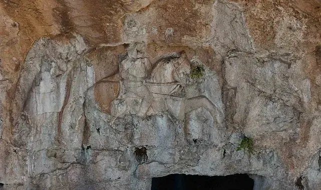 Asırlık Boşat Kalesi'ndeki kayaya oyulmuş "at" ve "savaşçı" figürü dikkat çekiyor