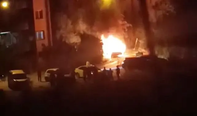 Batman'da park halindeki otomobil alevlere teslim oldu