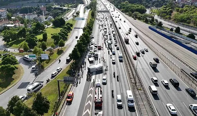 FSM köprü çıkışında banka personelini taşıyan midibüs devrildi: 21 yaralı