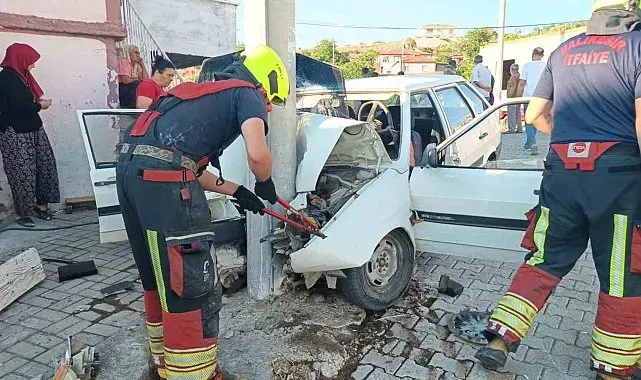 Balıkesir'de elektrik direğine çarpan araçta iki kişi yaralandı