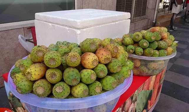 Mersin'de yaz aylarının vazgeçilmezi dikenli incir tezgahlardaki yerini aldı