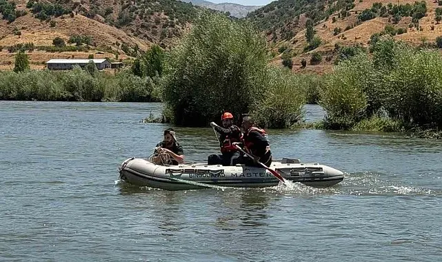 Baraj kapakları açıldı, nehrin ortasında mahsur kaldı