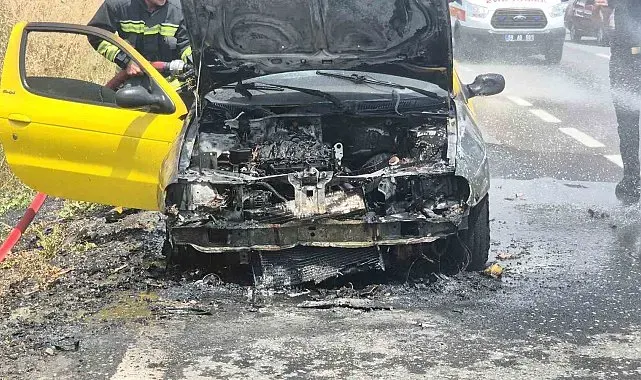 Otomobil alev alev yandı: 5 kişi son anda kurtuldu