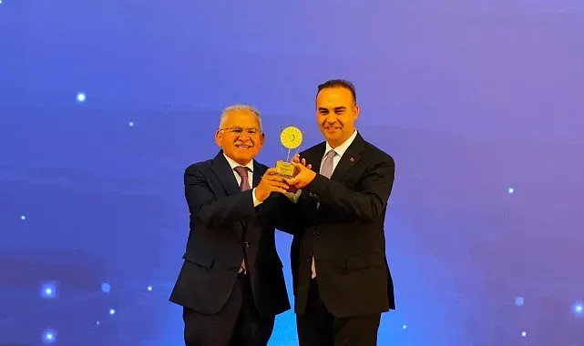 Başkan Büyükkılıç, Türkiye'de ilk olan RES projesiyle Bakan Kacır'ın elinden ödül aldı