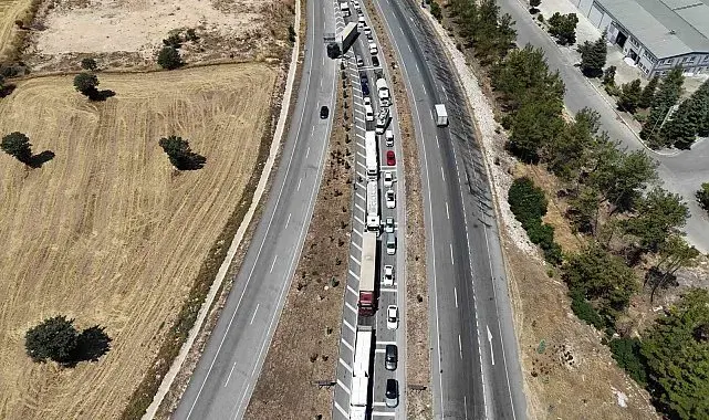 Uşak'ta çekici üzerindeki domates yüklü kamyon yola devrildi