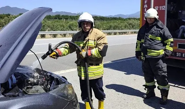 Erzin'de otomobilin motorundan alevler yükseldi