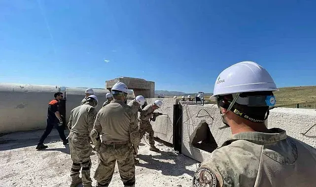 Bayburt'ta jandarma personeline enkazda arama kurtarma eğitimi