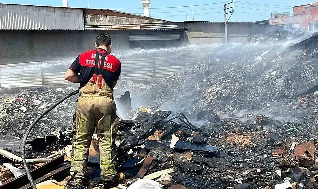 İzmir'de çöplüğe dönüştürülen boş arazi yine alevlere teslim