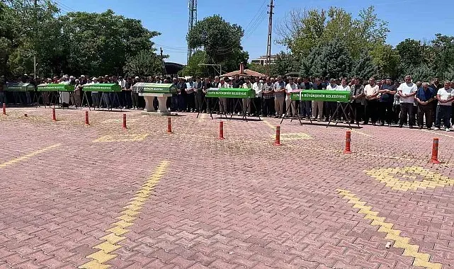 Antalya'daki feci kazada hayatını kaybeden aile son yolculuğuna uğurlandı