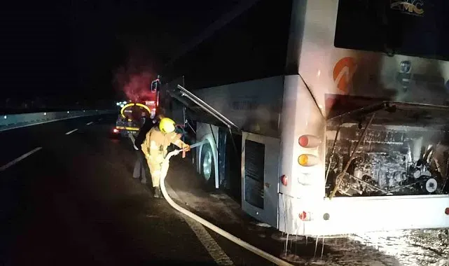Otobüs seyir halinde alev aldı.