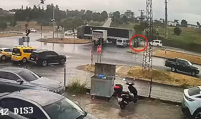 Antalya'da otomobilin tır sürükleyip takla attırdığı anlar kamerada: 3 yaralı