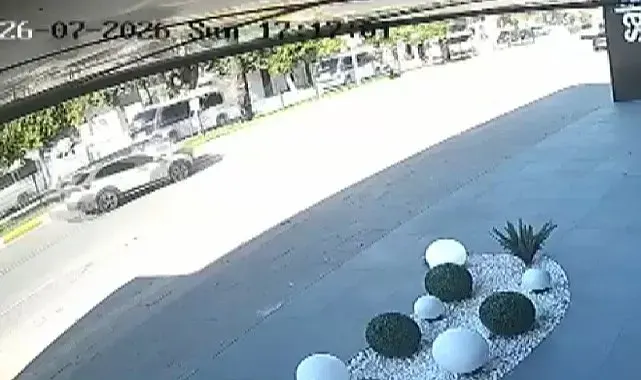 Antalya'da ani manevra kazayı beraberinde getirdi: 3 yaralı