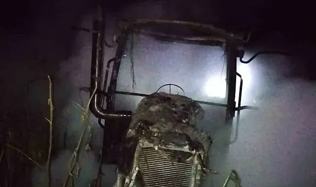 Gönen'de tarlada yanan traktör kullanılamaz hale geldi