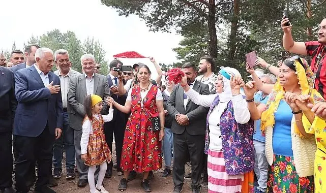 Binali Yıldırım Refahiye'deki Orçul Festivali'nde vatandaşlarla buluştu