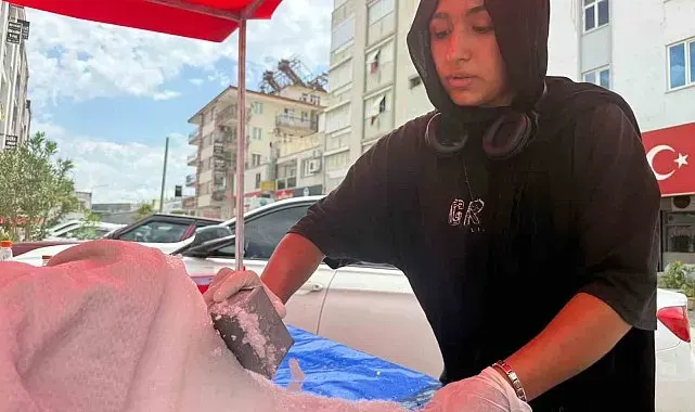 Babasının Torosların zirvesinde ağaç motoruyla kesip getirdiği karlar, 14 yaşındaki Kübra'nın tezgâhında alıcı buluyor