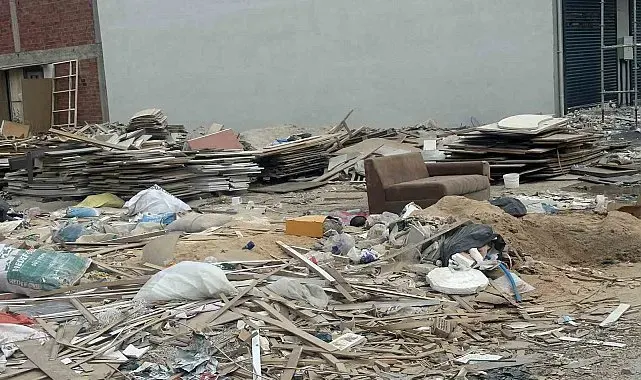Baksan Sanayi Sitesi'nde biriken atıklar çevrede büyük rahatsızlık oluşturuyor