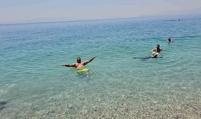 Adilcevaz'da plajlar Ege'yi aratmıyor