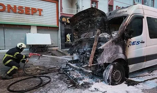 Park halindeki minibüste yangın çıktı