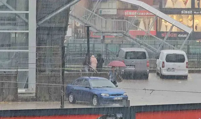 Zonguldak'ta sağanak etkili oldu, vatandaşlar saçak altlarına sığındı