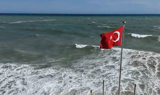 Doğu Akdeniz'de kuvvetli rüzgar: Dalgalar kıyıları dövüyor