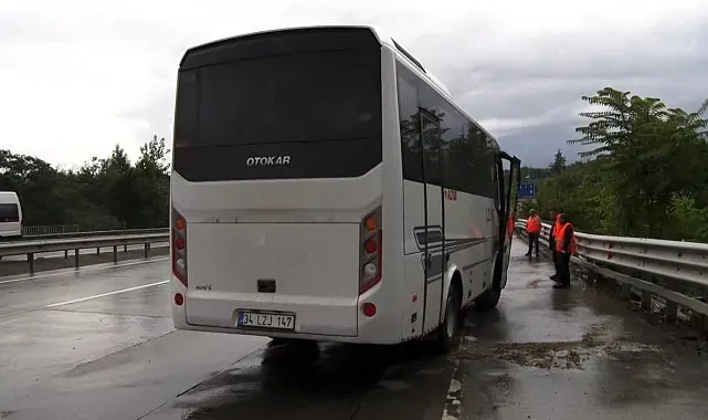 Eyüpsultan'da kontrolden çıkan servis aracı kaza yaptı: 3 yaralı