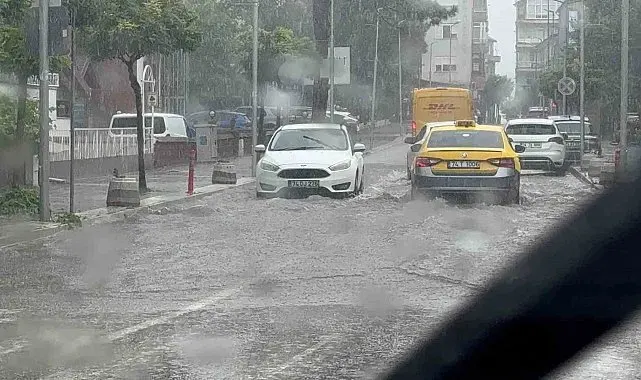 Amasra'da sağanak alarmı: Cadde ve sokaklar göle döndü