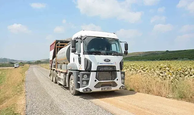 Tarsus'ta kırsal yollar sathi asfaltla yenileniyor