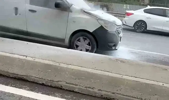 Çekmeköy'de yanan otomobil vatandaşların müdahalesiyle söndürüldü