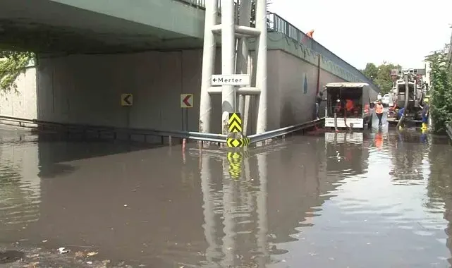 Güngören'de sağanak alt geçidi göle çevirdi: Yol trafiğe kapatıldı