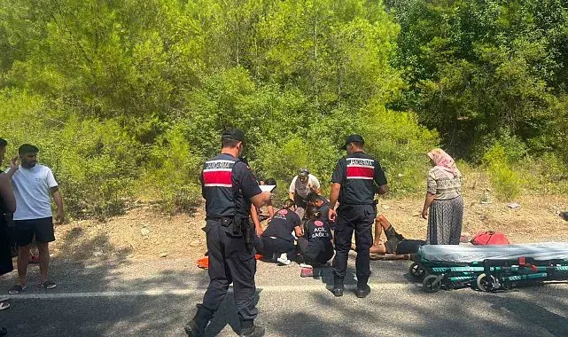 Manavgat'ta römork üzerindeki botlar devrildi: 3 yaralı