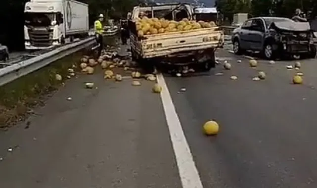 Kavun yüklü kamyonet ile otomobil çarpıştı: 3 yaralı