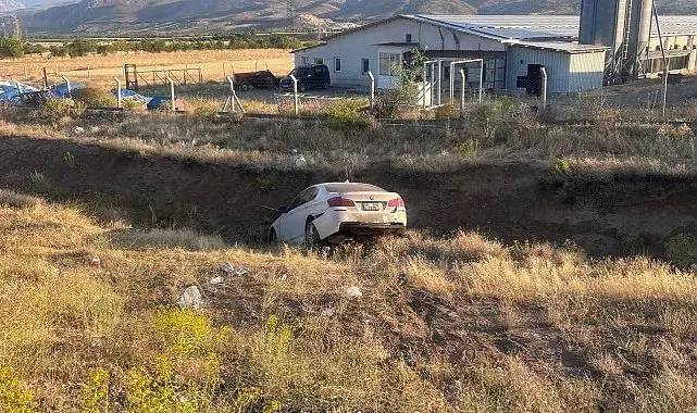 Erzincan'da otomobil yoldan çıktı: 3'ü çocuk 6 yaralı