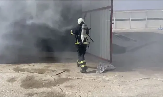 Mardin'de bir depoda çıkan yangında iş makinesi yandı