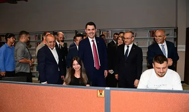 Bakan Murat Kurum, şehir kütüphanesini gezdi