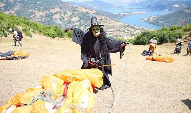 Cadı kostümüyle yamaç paraşütü yaptı, festivalde ilgi odağı oldu