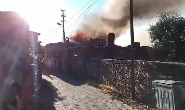 Salihli'de tarihi köyde korkutan ev yangını