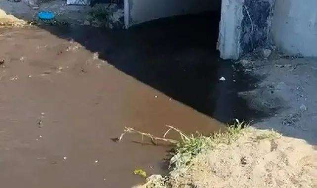 Kanalizasyon suyu sahilde vatandaşların üzerine aktı