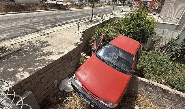 Yola dökülen zeytinyağı nedeniyle kontrolden çıkan araç bahçeye uçtu