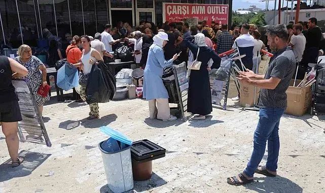 Hatay'da mağaza açılışında izdiham