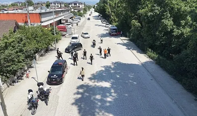 Tatbikatta korkan çocuklara polis şefkati