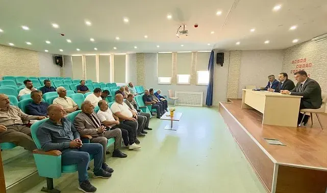 Demirözü'nde muhtarlarla değerlendirme toplantısı yapıldı
