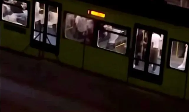 Metro istasyonunda tekmeli yumruklu kavga