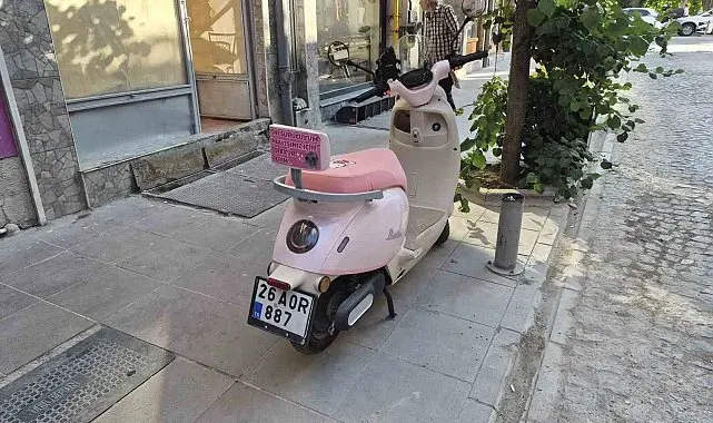 Pembe motosikletin arkasına yapıştırılan ilginç yazı dikkat çekti