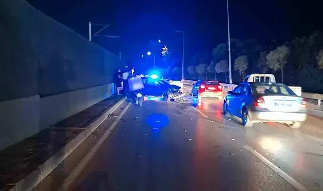 Bursa'da otomobil baz istasyonu ve metro bariyerlerine çarpıp durdu