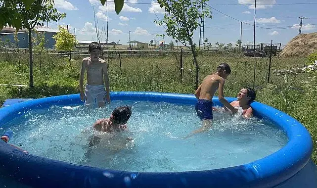 Karslı çocuklar harçlıklarını birleştirdi, hayallerine yüzdü