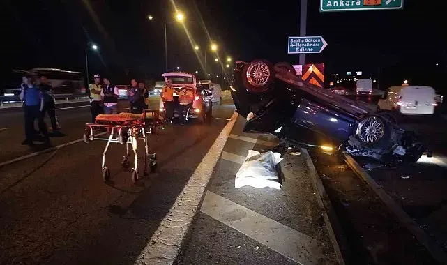 Beykoz'da TEM Otoyolu'nda panelvana çarpan otomobil bariyere saplandı: 1 ölü, 2 yaralı